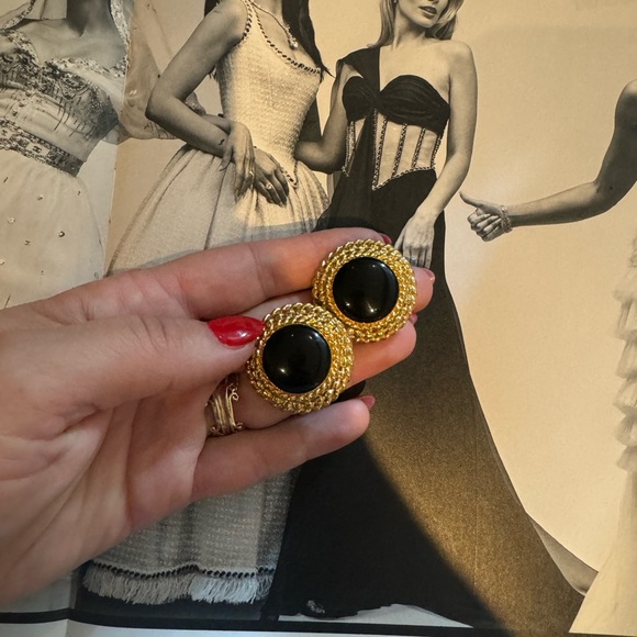 St. John large black enamel and gold tone vintage clip on earrings - Picture 3 of 12